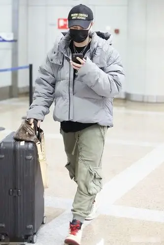 蒋劲夫低调现机场短棉服搭工装裤穿着随性不见外籍女友