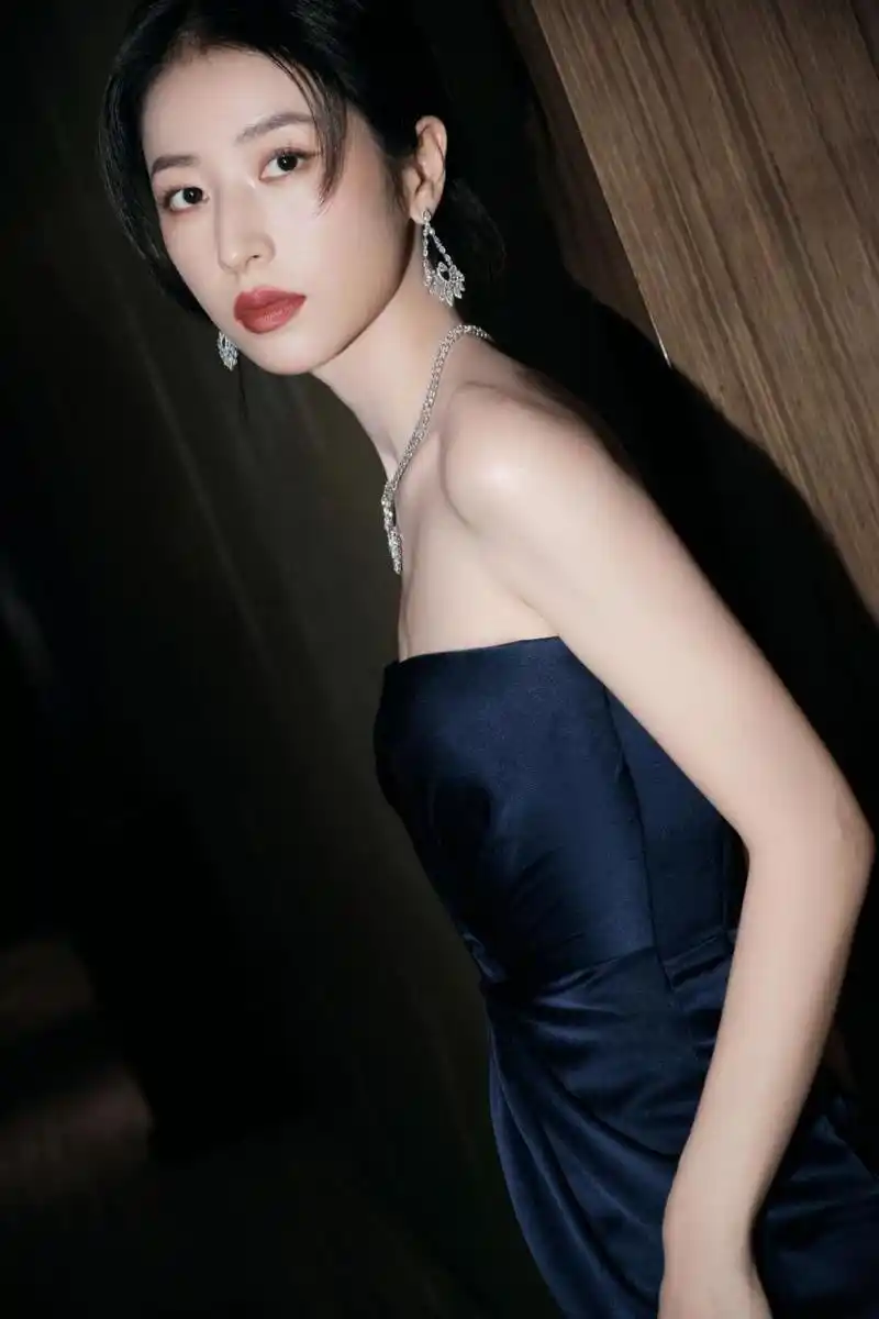 这条抹胸长裙展现了周雨彤的完美身材和迷人气质.