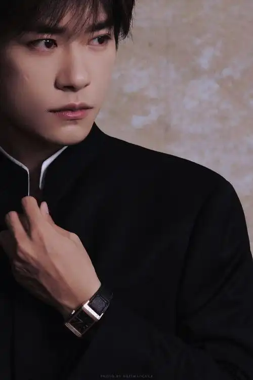 易烊千玺提名华表奖优秀男演员##易烊千玺中山装