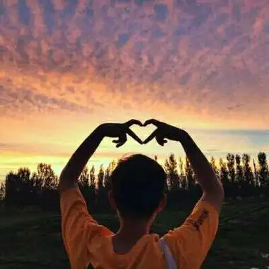 情侣头像比心一对图片,三组高清好看用手比心的情侣头像图片