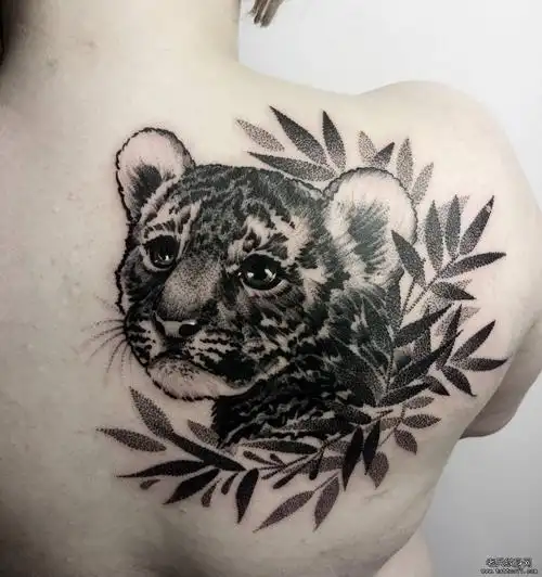 黑灰人物机械背部纹身图案