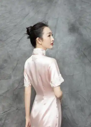 王鸥身穿旗袍,大秀窈窕好身姿,举手投足间散发着魅力