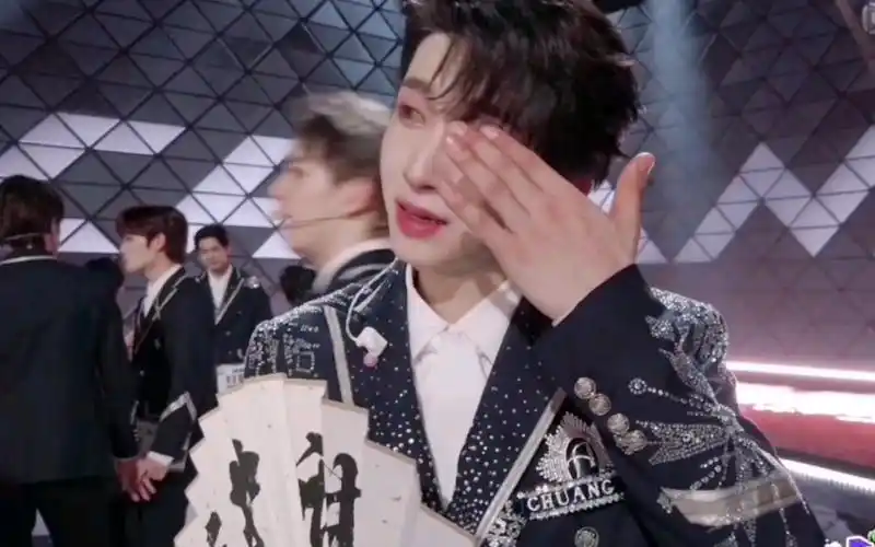 活动  【刘宇】没能看到你在c位台上哭得梨花带雨,却在收到妈妈扇子的