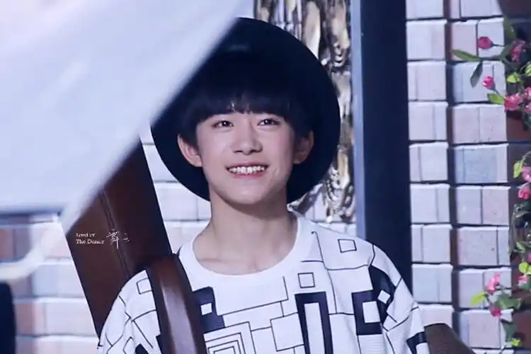 易烊千玺 #tfboys 海南三亚广告拍摄花絮 … - 堆糖,美图壁纸兴趣
