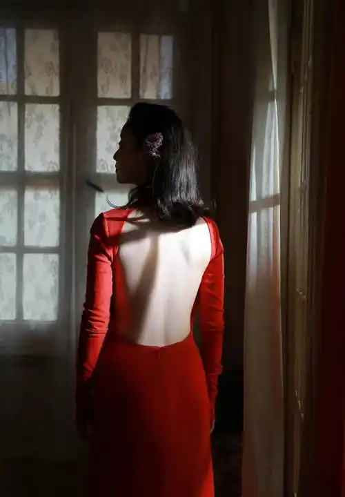 倪妮复古卷发大片 穿露背红裙冷艳妩媚 一袭白色蕾丝透视裙性感迷人