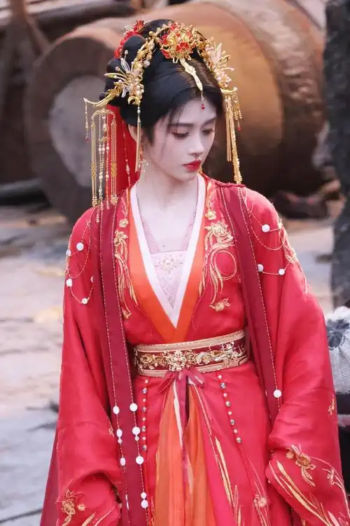 鞠婧祎千香婚服路透