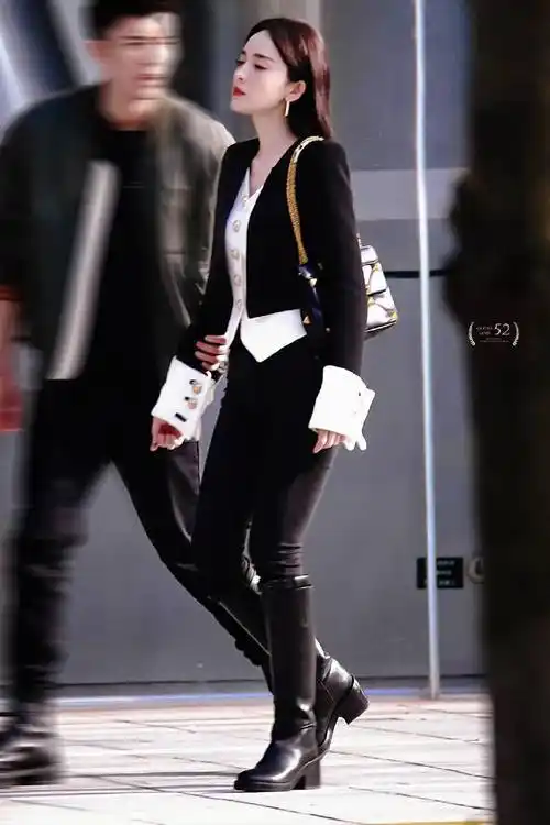 美女古力娜扎新造型好绝!紧身牛仔裤配长靴 纤细大长腿惹人羡