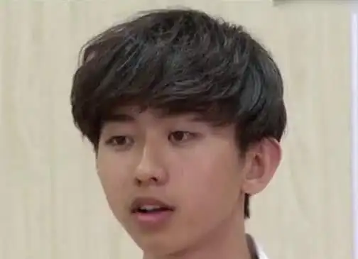 蔡徐坤早年选秀照曝光,素颜出镜颜值超耐看,一点都不娘