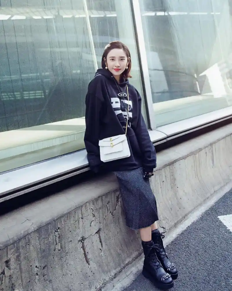 唐艺昕机场街拍尽显"小女人"的温柔,长款卫衣搭配半身裙清新减龄,配