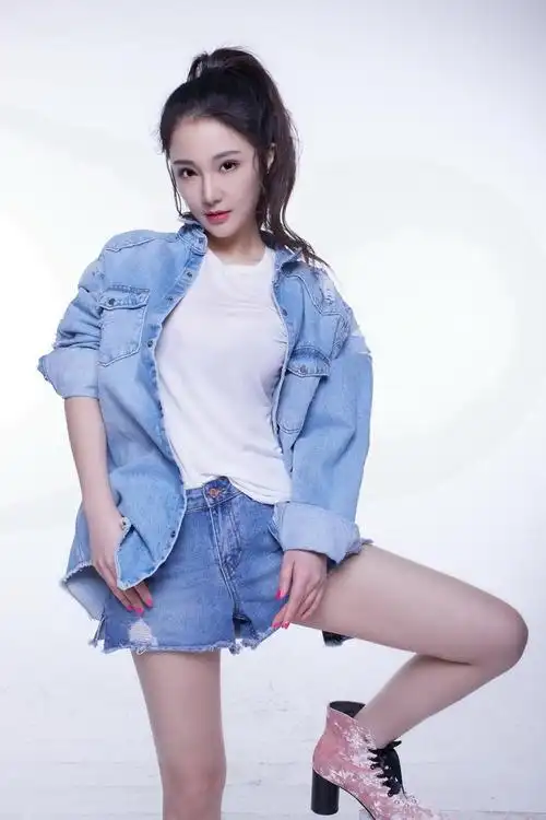 桂晶晶走清纯路线 皮肤白皙娇小可爱