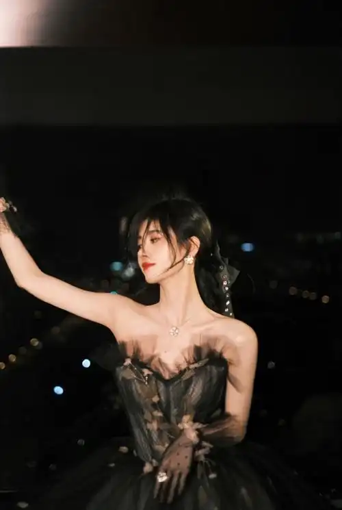 鞠婧祎超话02#鞠婧祎浅黑复古纱裙#@鞠婧祎一袭浅黑色纱裙悠然穿梭