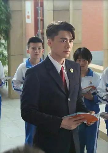 穿上制服后的李易峰,浓眉大眼