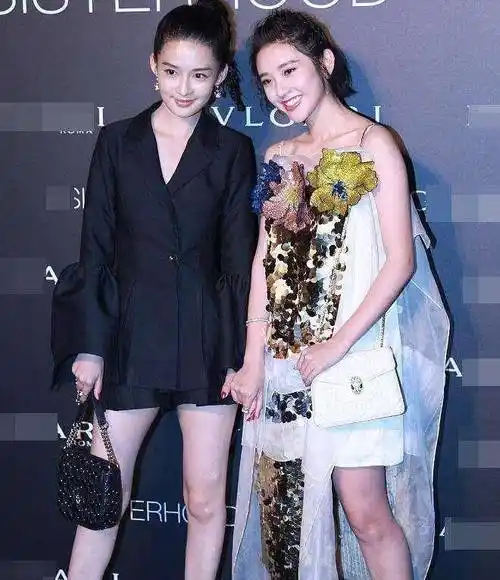 李沁气质清丽,跟人合影都没输过,早年却输给了蒋梦婕!