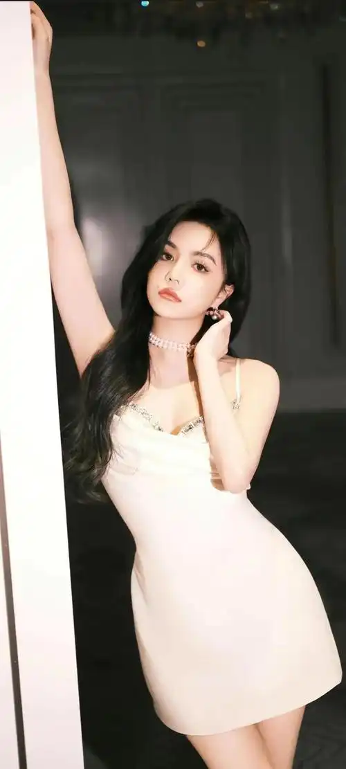 女明星白色深v露背礼服纯洁高贵妥妥的白天鹅