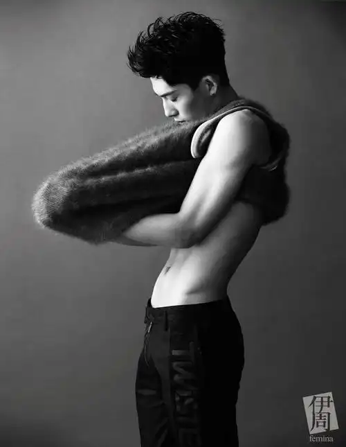 井柏然最新大片曝光 裸上身展现完美人鱼线