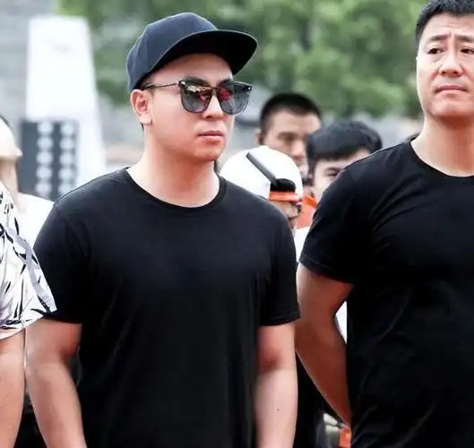 分手14年,释小龙身价过亿,何洁嫁"窝囊"老公,瘦70斤赚钱养家