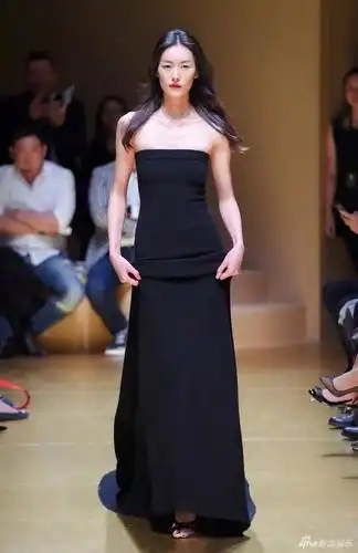 刘雯一袭黑裙霸气登台走秀 气场好似身后有千军万马!