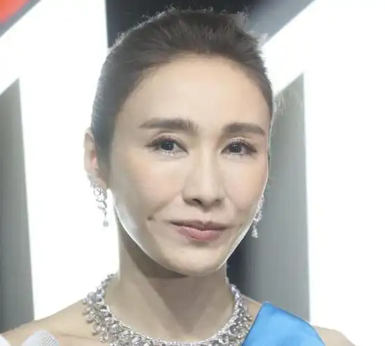 50岁黎姿瘦成皮包骨和郑秀文同框被吊打网友直呼怀念小结巴