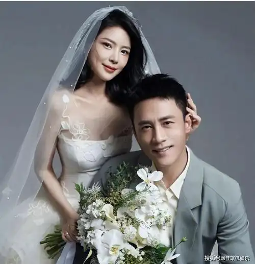 郎才女貌,杜淳长的越来越像他老爸了,照片中二人都对镜头露出笑容