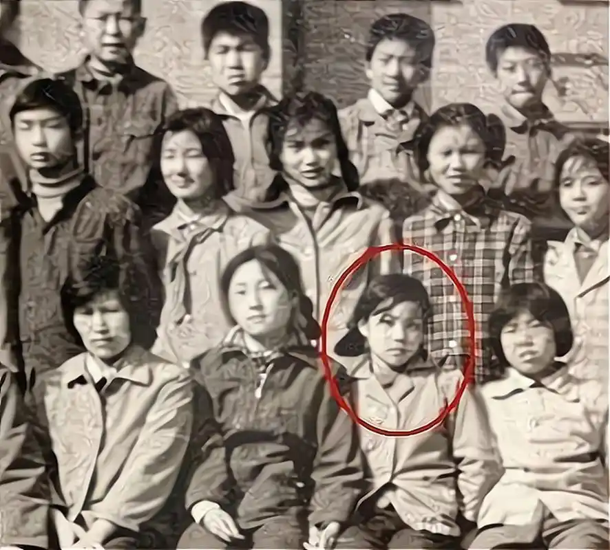 王菲小时候就已经气质出众,人群中一眼看到,气场真的不一般!