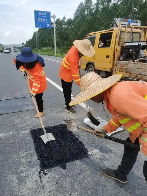 "网裂贴"补坑槽,江门首次应用_路面_养护_沥青