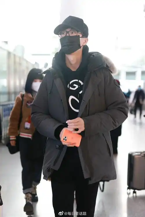 2020年12月19日,北京,许嵩现身机场.