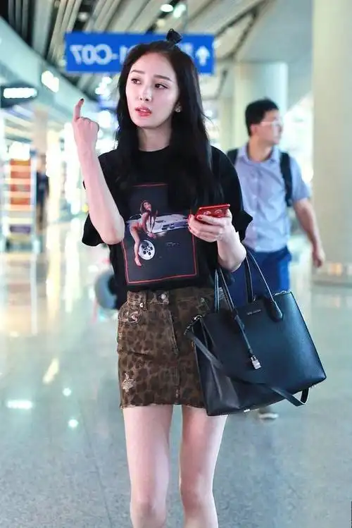 杨幂穿豹纹短裙秀大长腿却被胸前图案抢镜了