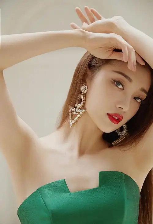 明星图片 大陆 女 田依桐 > 田依桐抹胸花卉长裙性感写真图片(9/9)