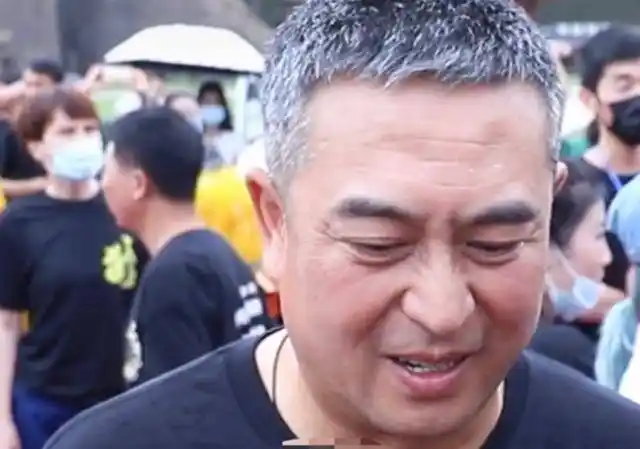 51岁张嘉译近况曝光,弯腰驼背越发严重,网友:希望他身体健康