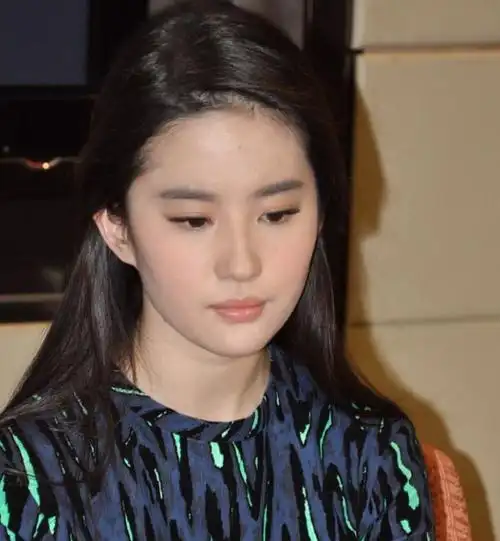 lv活动这一天,刘亦菲的"大饼脸",治好了多少女生的身材焦虑