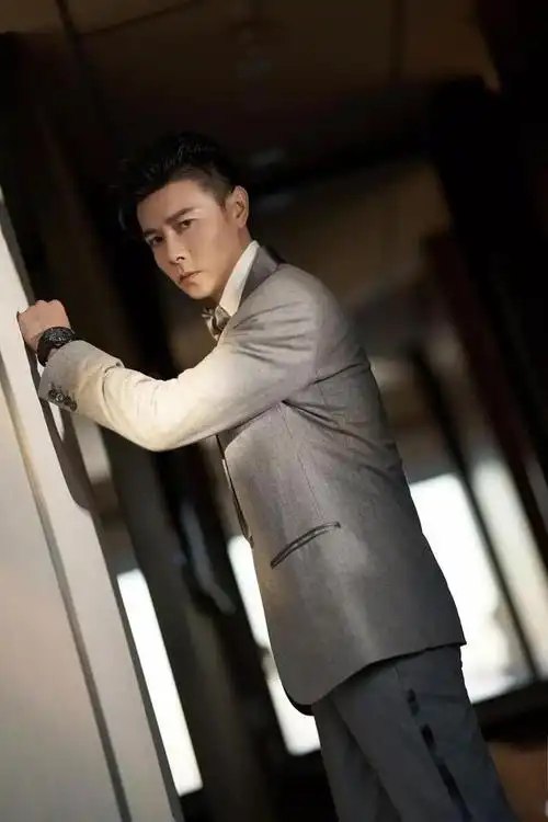 张晋灰色西装才是男人独有的浪漫