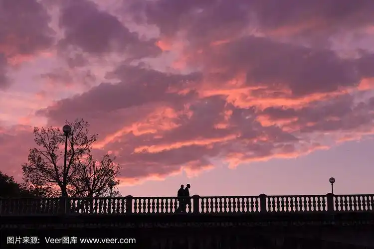 傍晚,两个人在桥上散步