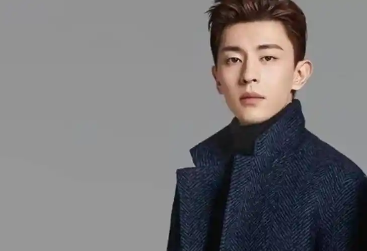 邓伦晒出自己的豪宅,全屋装修氛围很温馨,一看就是暖男设计了_卧室