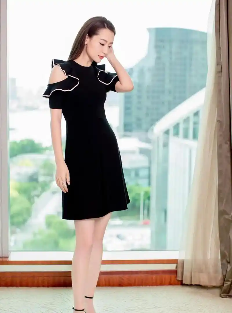 白冰绝对是天然美女,无论身高,身材,气质,魅惑感都没得说   #中国版