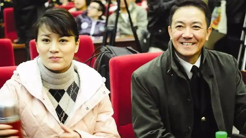 亮剑中的李云龙,扮演者已经61岁的李幼斌,头发斑白令人感慨