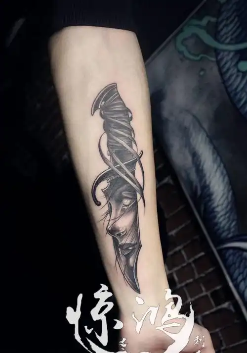 同款小匕首纹身图片_手臂欧美写实纹身图案