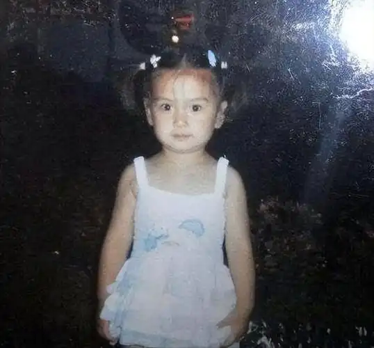 戚薇的童年并不像许多人想象的那样充满欢乐.