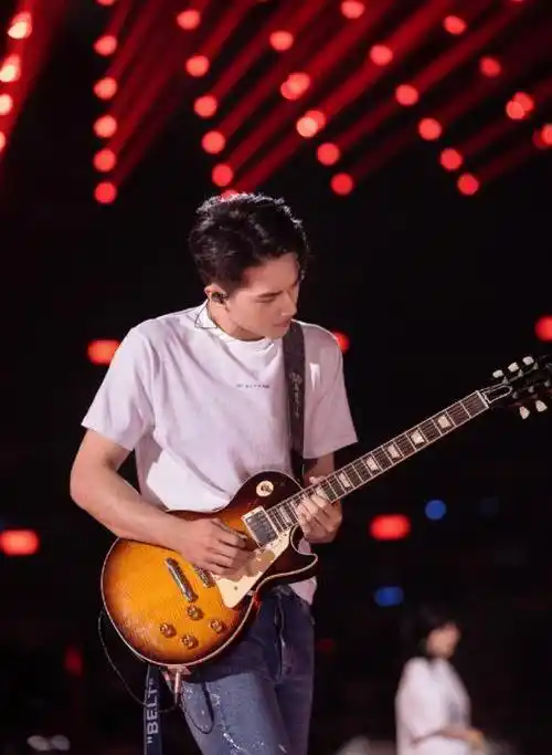 原创许魏洲全新大片白西装造型简约干练刺绣衬衣精致养眼