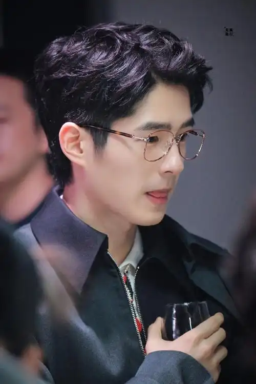 刘昊然金丝眼镜