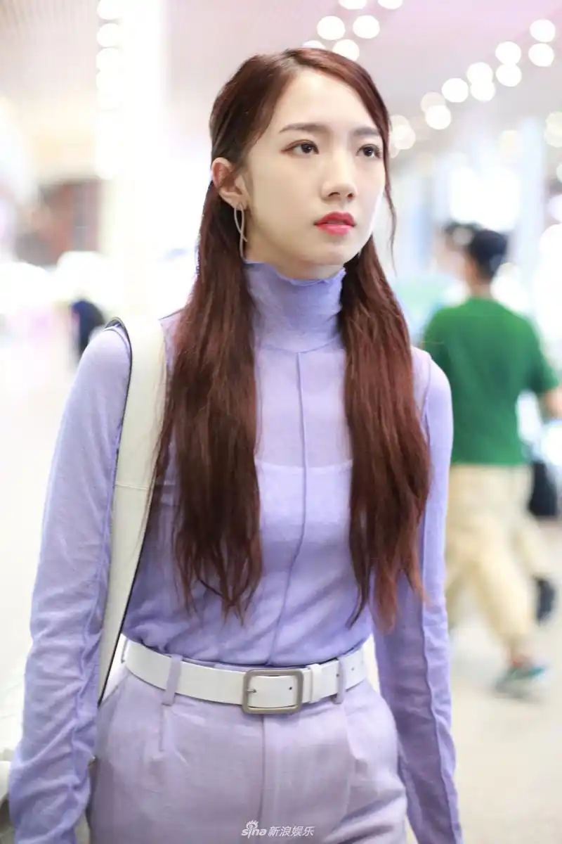 组图:孟美岐一身紫衣现身 长发搭肩气质优雅女人味十足