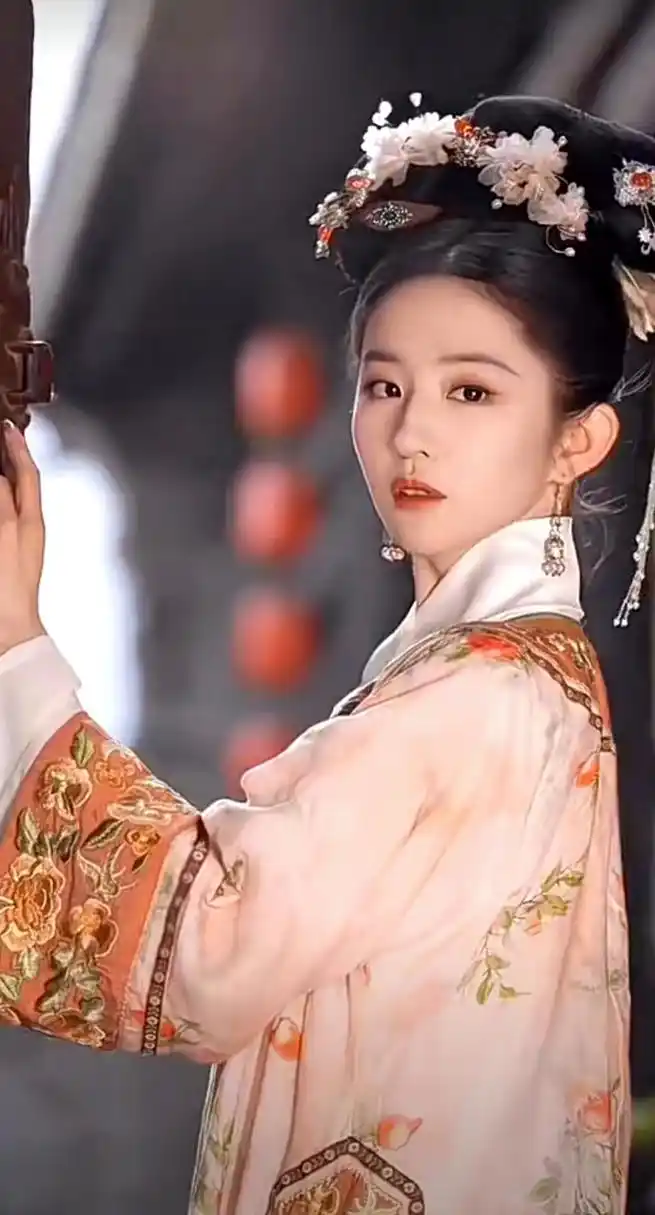 终于明白为啥刘亦菲不演清宫剧的原因了,美貌艳压四方,让其他人无法