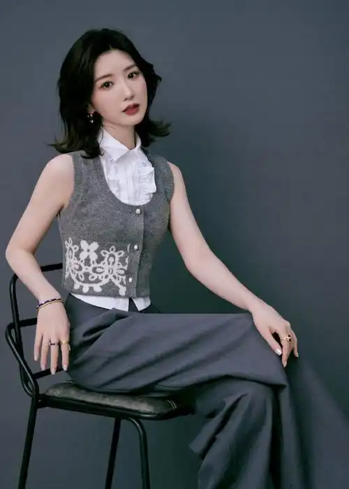 毛晓彤这个穿搭真的好有有职业女性的魅力,真的好飒,这个发型简直点睛