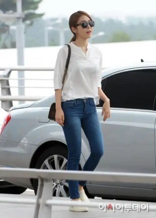 【图集】刘仁娜白色衬 牛仔裤"简单明星搭"前往美国