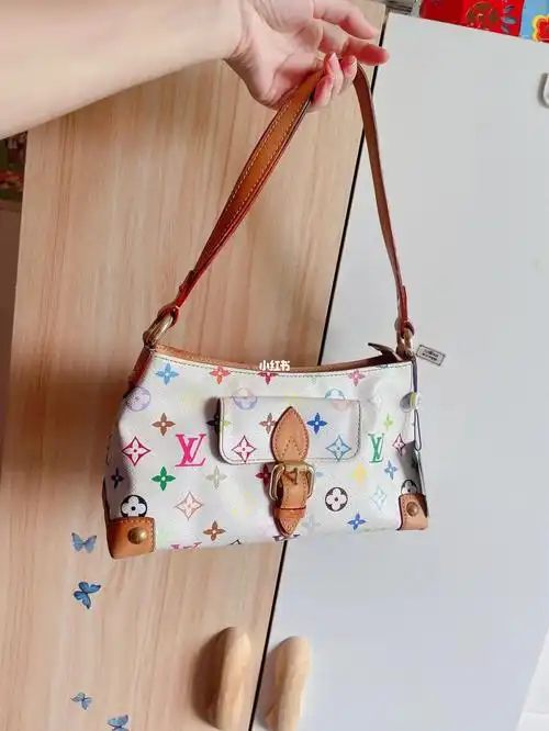 清爽百搭的lv白三彩腋下包