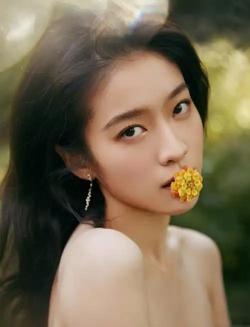 张雪迎一身鎏金裙摆风情万千渐变黄花衬托少女清雅唯美