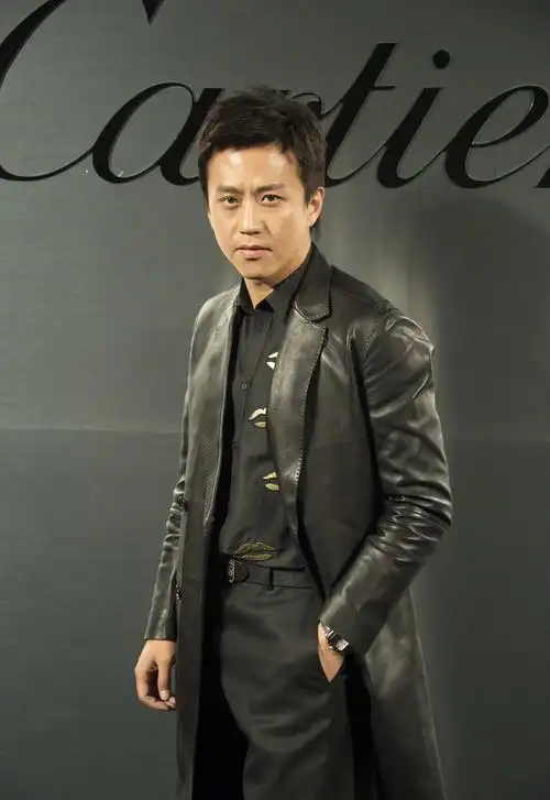 邓超黑色皮衣霸气活动写真图片