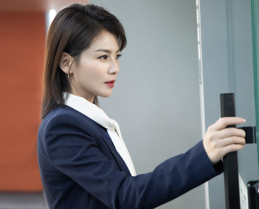 刘涛新剧又演女精英,连换10套"霸总"穿搭,时髦精致太有气场了