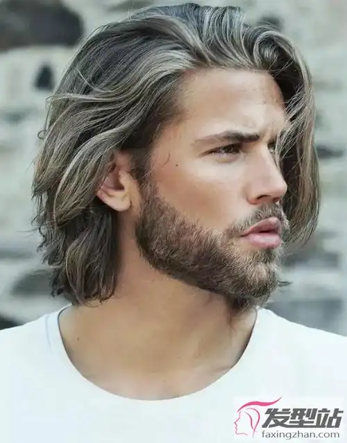 帅气的男中长发发型男士长发发型_男生留长发时尴尬期检验男生颜值的