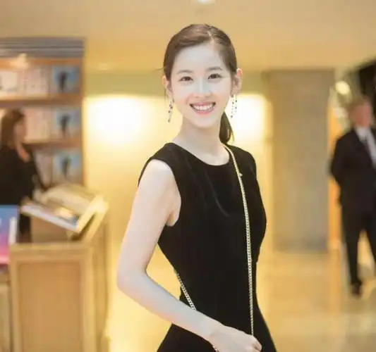 章泽天伦敦生活照走红背后:二胎一年,财富惊人|黄渤|马云|网红|京东