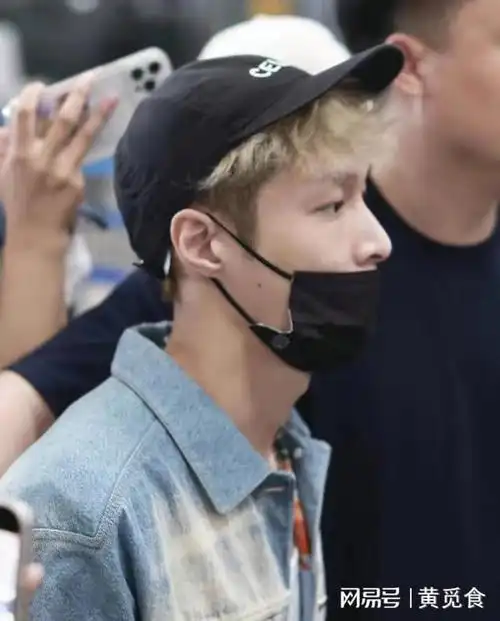 张艺兴现身北京机场打扮潮流帅气被网友夸赞